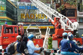 Chập điện khu trò chơi, thanh niên mắc kẹt trong đám cháy