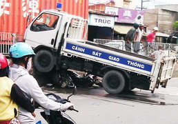 Xe tải cảnh sát giao thông đâm 3 người bị thương