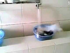 Cách giặt đồ sáng tạo của sinh viên lười