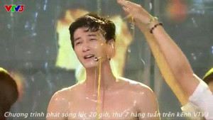 Clip: Hot boy Huỳnh Anh khoe body bị ném trứng trên VTV3