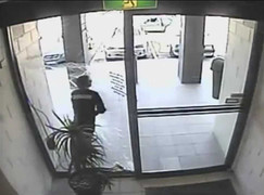 Video: Tên cướp xui xẻo lao đầu vào cửa kính