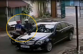 Đôi nam nữ trộm gương Mercedes nhanh như chớp