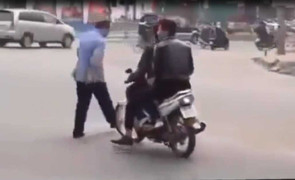 Mạo hiểm rợn người cảnh quay đầu chạy công an tại Hà Nội