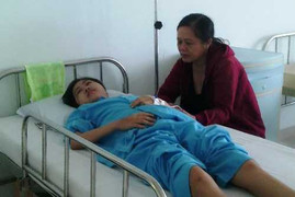 Nữ sinh mắc trọng bệnh, mẹ nghèo khóc cạn nước mắt