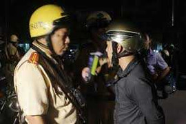 TP.HCM: Lập chốt kiểm tra nồng độ cồn cạnh quán nhậu