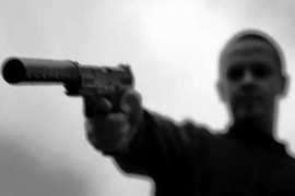 Nam thanh niên giả danh thẩm phán, mang súng đi dọa người