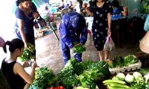 Dự báo mưa ngập dịp nghỉ lễ, thực phẩm 'nhích' giá