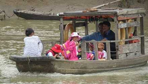 Chuyện lạ: Học sinh thành phố đi học bằng đò