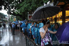 Xúc động ngàn người đội mưa xếp hàng vào viếng Bác