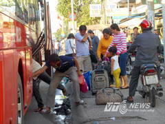 Lỉnh kỉnh đồ đạc về lại Sài Gòn