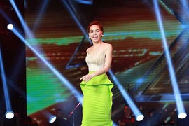 Hà Hồ khoe đường cong hút ánh nhìn