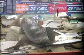 Sập trần nhà thi đấu Phan Đình Phùng, Tiến Minh may mắn thoát nạn