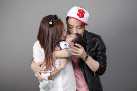 Chuyện tình kiều nữ thợ xăm sinh con trước khi cưới