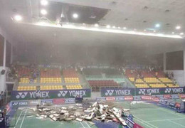 Kinh hoàng khoảnh khắc sập trần nhà thi đấu Phan Đình Phùng, TP.HCM