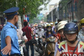 Cấm đường huyết mạch thủ đô: Chen lấn, lóng ngóng, nhộn nhạo