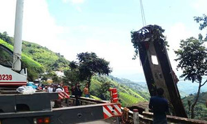 Tai nạn thảm khốc ở SaPa: Cận cảnh cẩu xe từ vực sâu