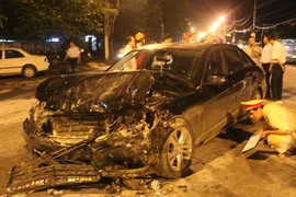 Xe Mercedes tiền tỷ nát đầu sau cú tông trực diện