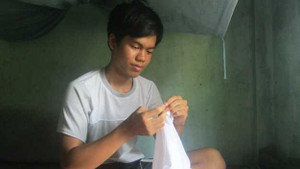 Xin nghỉ học kiếm tiền chữa bệnh cho cha