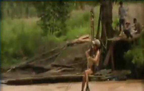 Rùng mình cảnh dân Bình Phước đu cáp tự chế qua sông như Tác-dăng