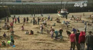 Clip: Đổ xô xới tung bãi biển tìm kho vàng