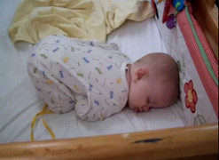 Bé con chiến đấu với cơn buồn ngủ siêu đáng yêu