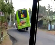 Clip: Xe khách lao như ăn cướp, nghiêng ngả suýt giết người