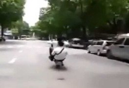 Hà Nội: 'Quái xế' học sinh bốc đầu xe 'điên đảo' quanh Bờ Hồ