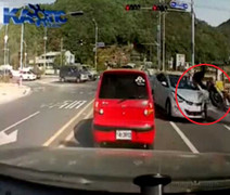 Thanh niên đứng đợi đèn đỏ bị ôtô đâm