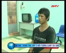 Bị trấn lột khi đang ngắm biển