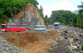 Vì sao ô tô dễ mất phanh cuối chặng đèo dốc?