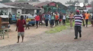 Bệnh nhân Ebola trốn viện lang thang kiếm thức ăn