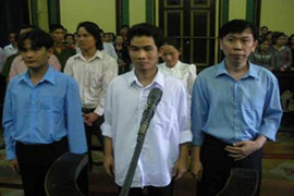 Sáng nay, 'tập đoàn' kích dục Tân Hoàng Phát lại hầu tòa