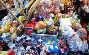 Tóm 1 tấn đồ chơi Trung Quốc tràn vào Việt Nam