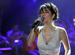 Hồng Nhung nhễ nhại mồ hôi tập nhạc