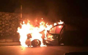 Xe sang Lexus cháy rụi đầu cầu Bãi Cháy