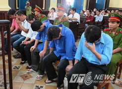 Chủ 'tập đoàn kích dục' bật khóc khi tòa tuyên án