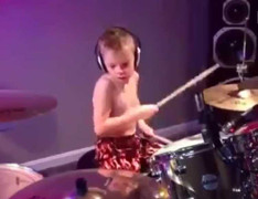 Lác mắt xem bé 6 tuổi chơi trống điêu luyện