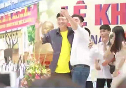 Hà Nội: Thầy hiệu trưởng trường Việt Đức nhảy hip hop cực sung trong lễ khai giảng