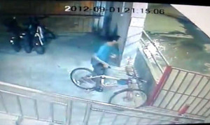 Tên trộm đang 'mừng húm' bị vây bắt tại trận