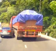 Rợn người cảnh ôtô vượt xe tải nguy hiểm trên khúc cua đèo