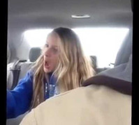 Clip: Hài hước cô gái vô tư chụp ảnh tự sướng trong ôtô