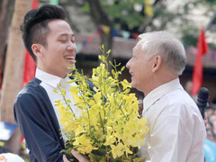 Tùng Dương hát như 'lên đồng' trước hàng nghìn học sinh