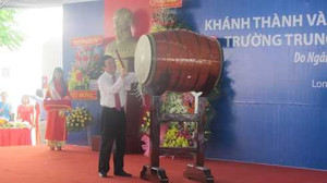 Chủ tịch nước đánh trống khai giảng ngôi trường danh tiếng Long An