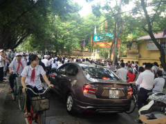 Đường phố Hà Nội ùn tắc trong ngày khai trường