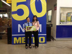 Nhân viên siêu thị trả lại tài sản cho khách hàng