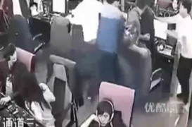 Dàn cảnh ăn trộm trong quán net bị đánh tơi tả