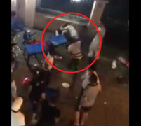 Clip: Bị đánh hội đồng, nam thanh niên đỡ đòn cho bạn gái