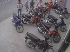 Clip: Ăn trộm bất thành bị dân vác ghế đuổi đánh