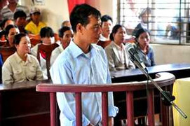 Gã chồng hất xăng thiêu vợ lãnh án