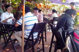 Bí thư 'bắt quả tang' một loạt công chức đi làm trễ